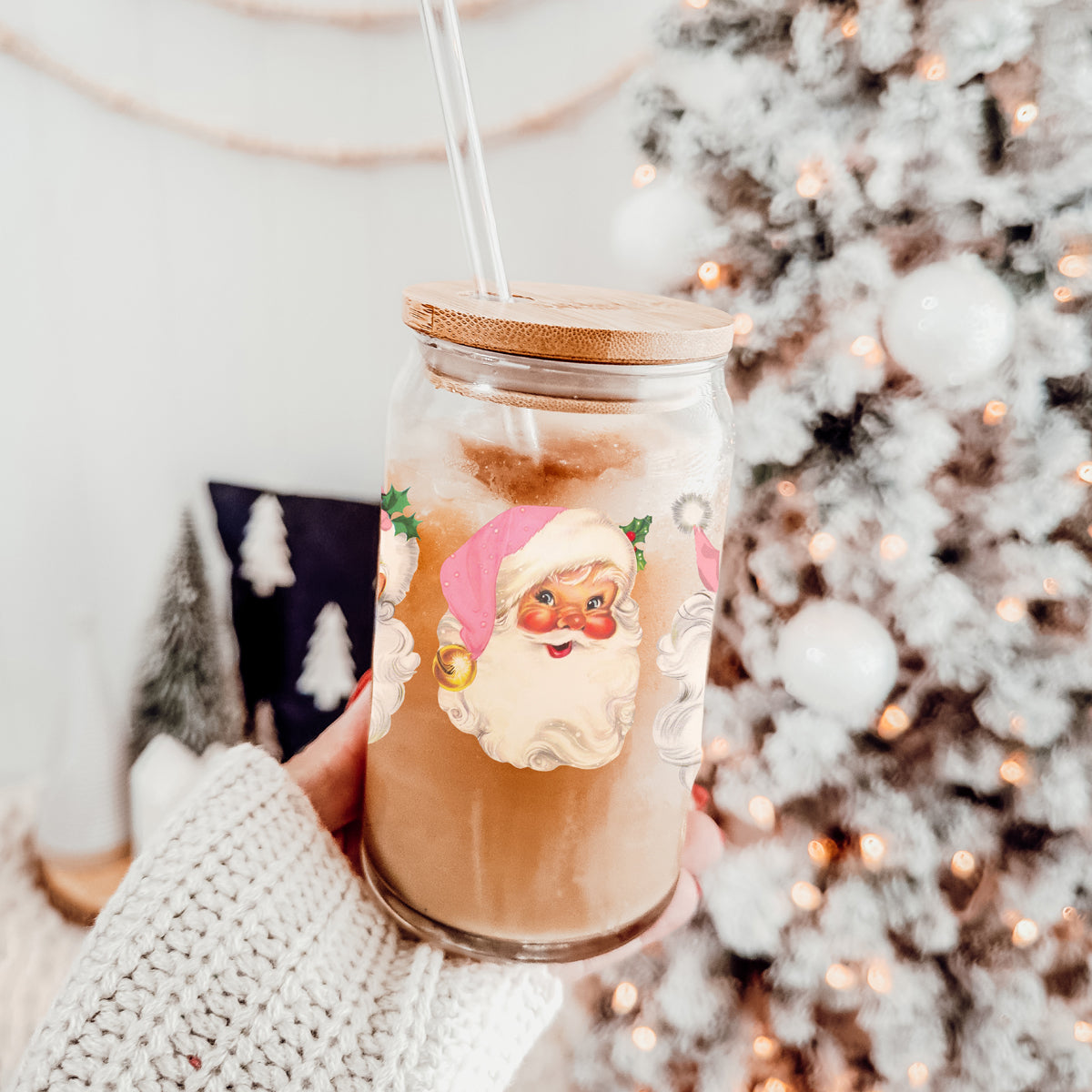 Cute Christmas drinkware vintage Santa glass tumbler 17oz - Holiday pink hat retro coffee cup bamboo lid
Holiday kitchen and coffee bar gift β glass cup with 2 pink hat Santa faces